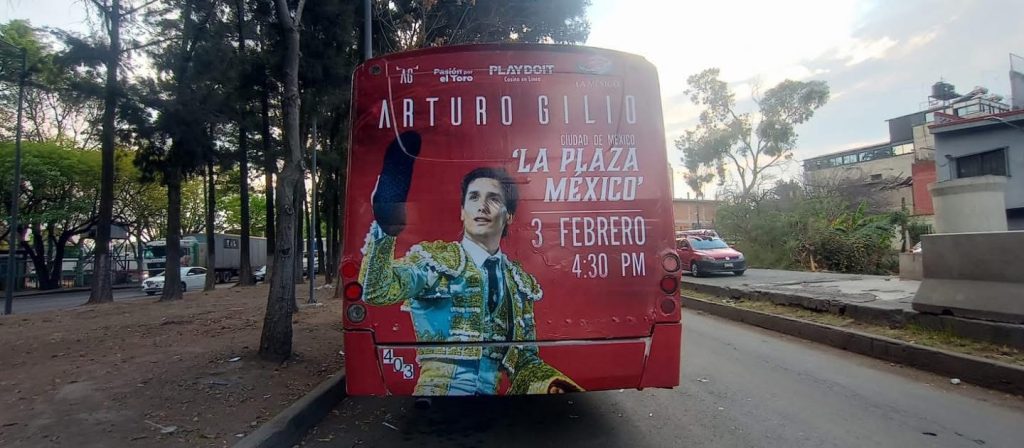 Arturo Gilio promociona su regreso a la Plaza México.
