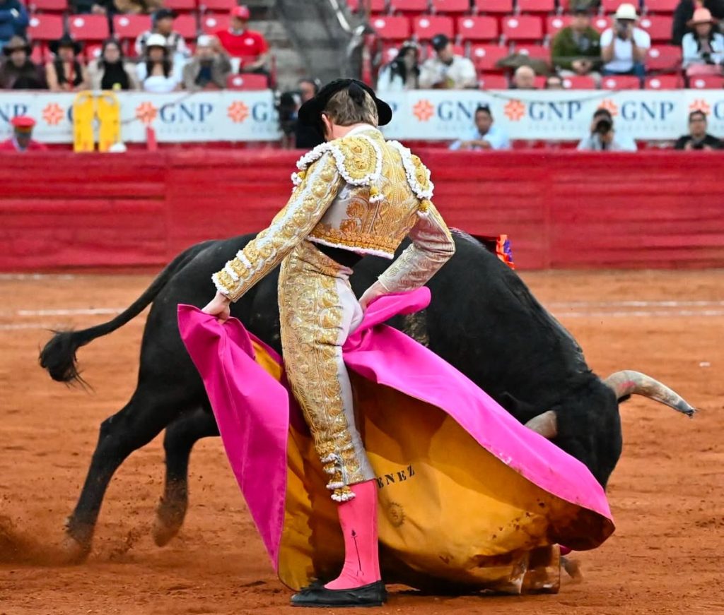 Borja Jiménez consigue una oreja en su regreso a la Plaza México.