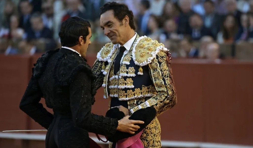 El Cid entra por Emilio de Justo en la corrida de Victorino Martín en la Maestranza de Sevilla.