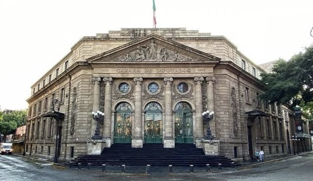 El Partido Verde promete cerrar el Congreso de la CDMX este martes. Morena busca impedirlo.