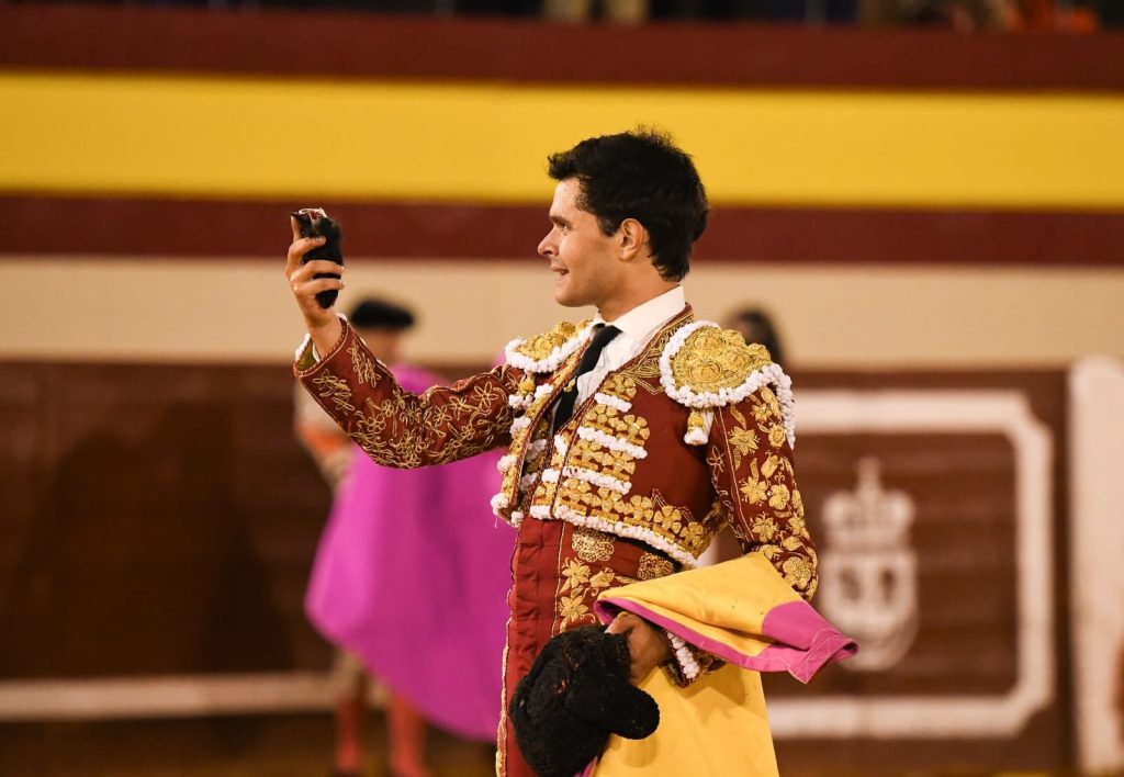 Juanito y Jorge Molina pasean las primeras orejas de la Copa Chenel.