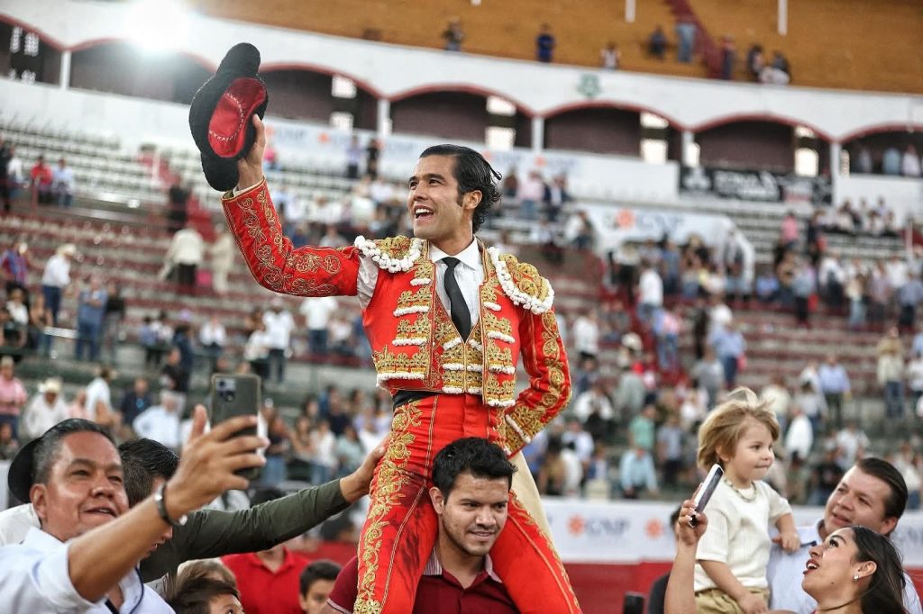 Puerta Grande para el nuevo ídolo de la afición tapatía: Diego San Roman.