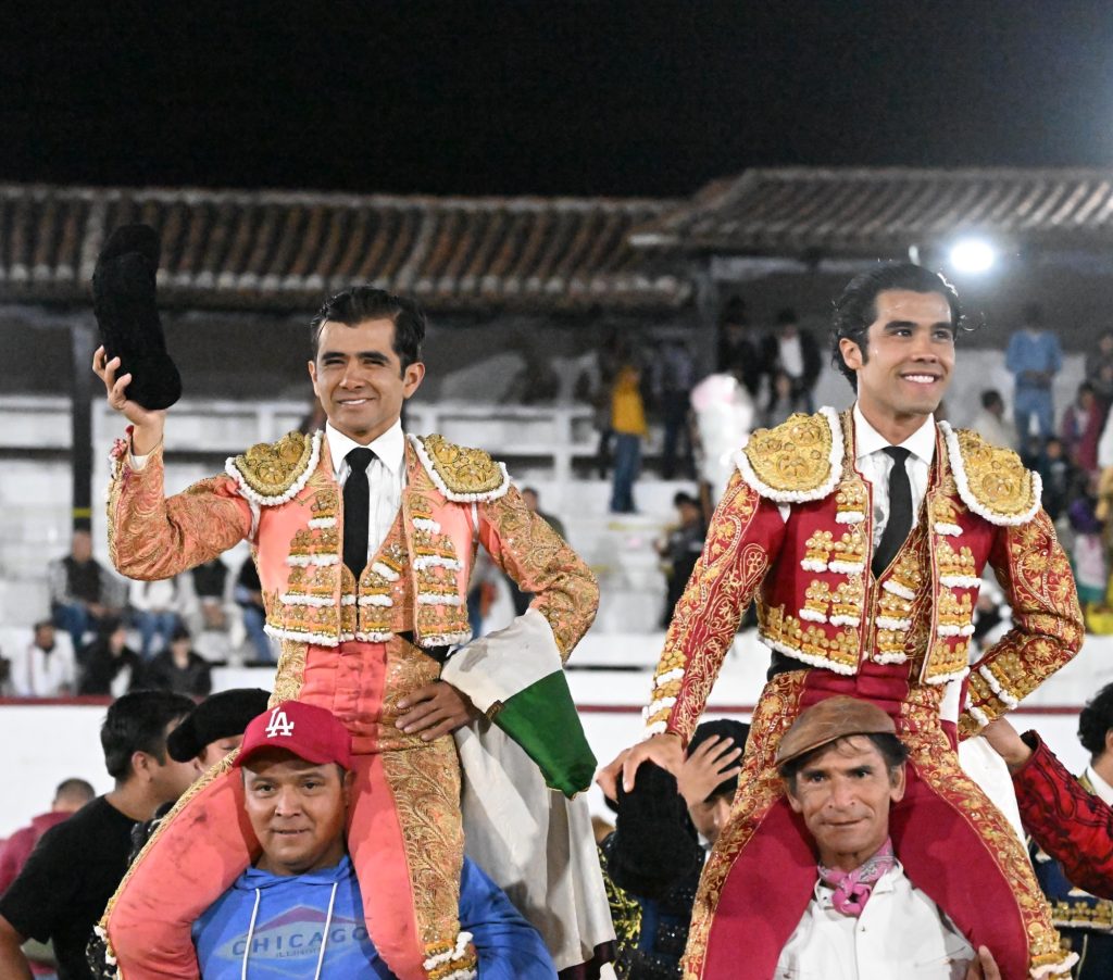 Joselito Adame y San Román a hombros en San Cristóbal de las Casas.