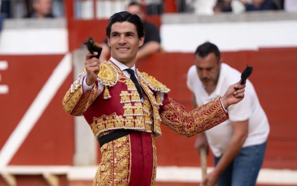 Talavante y Aguado, a hombros en Pozoblanco tras repartirse cuatro orejas de un encierro de Zalduendo.