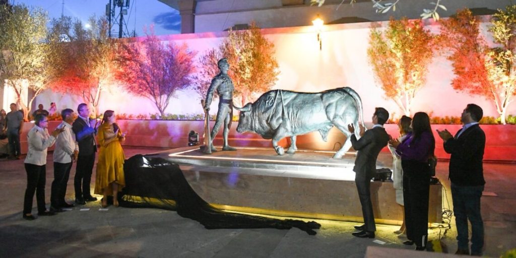 Develan en Aguascalientes escultura del torero Arturo Macías.