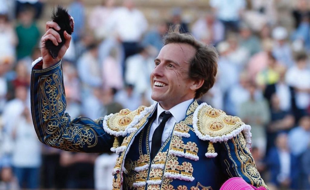 La disposición absoluta de Román atrapa el corazón de Sevilla.