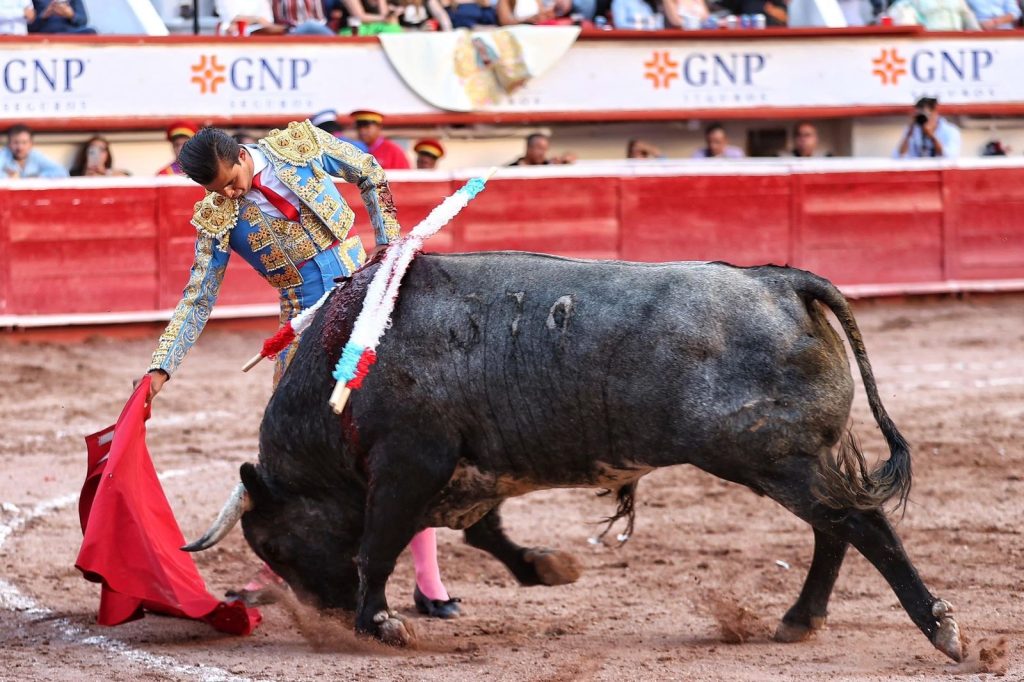 Nueve toros y dos orejas en Aguascalientes. Pachanga en el palco de la autoridad.