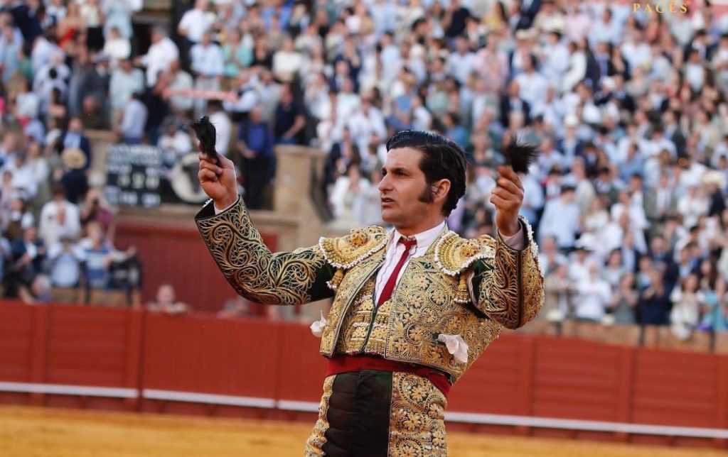 Morante saca los dientes por el papado del toreo y rinde a la Maestranza.