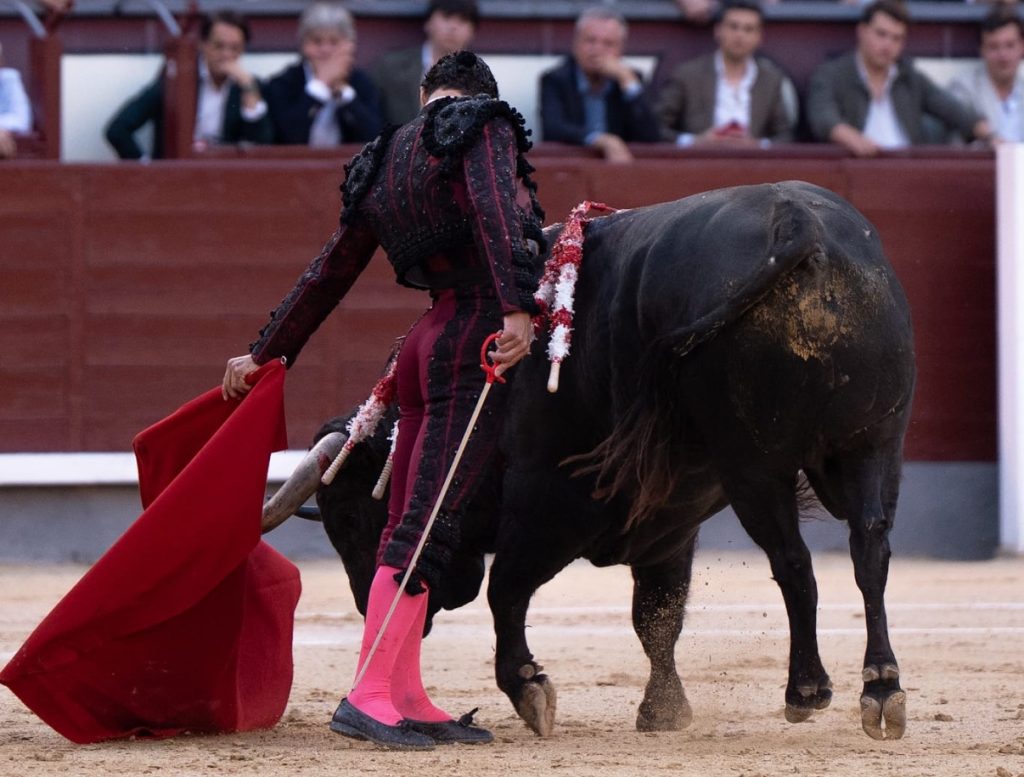 Pablo Aguado levanta un prodigio sobre las ruinas de la tarde y el cadáver de Juan Ortega en Las Ventas.