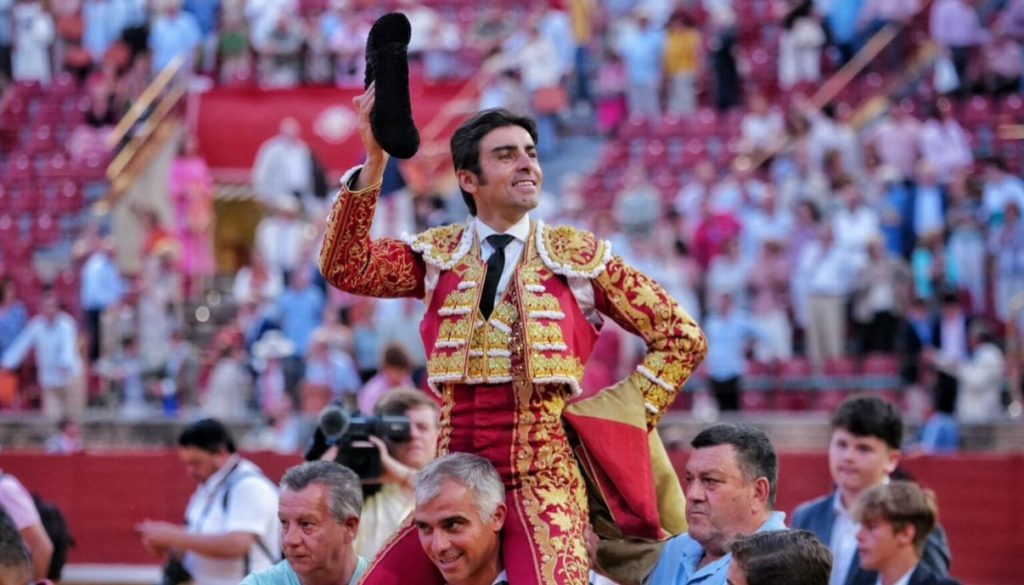 Perera corta dos orejas y abre la Puerta de los Califas de Córdoba.