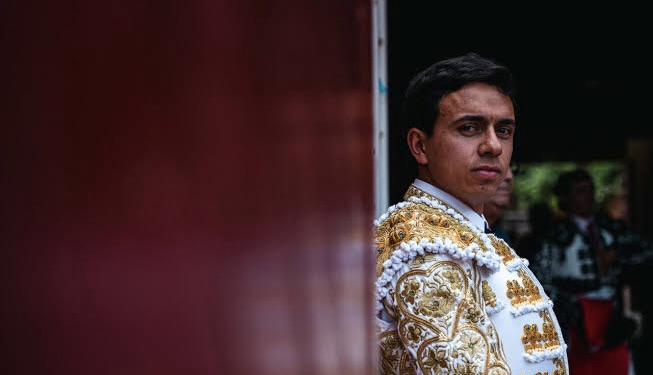 Del lujo a la pobreza en 24 horas: la odisea de Juan de Castilla tras su debut de luces en Bogotá.