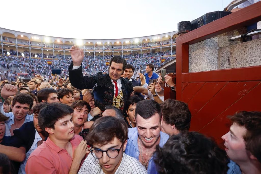 Morante, pura magia, a hombros por la Puerta Grande de Las Ventas.