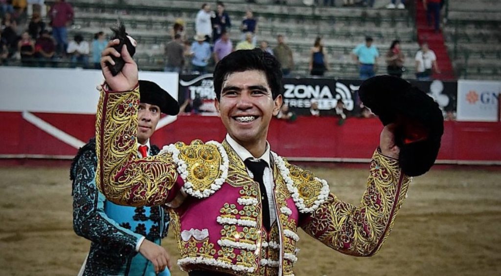 Triunfo del novillero Jesús Sosa en Guadalajara.