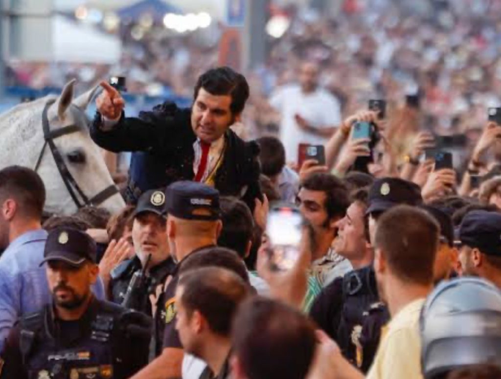 Morante detuvo el tráfico en la madrileña calle de Alcalá y es trending topic en las redes sociales.