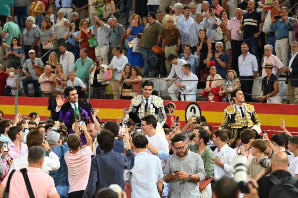 Morante, Roca Rey y Aguado remontan una tarde torcida en Granada y salen a hombros.