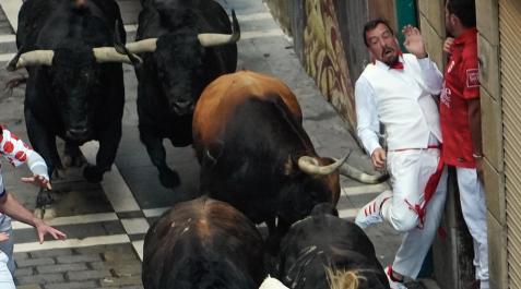 Los toros de Fuente Ymbro protagonizan el primer encierro de San Fermín 2025 en Pamplona.