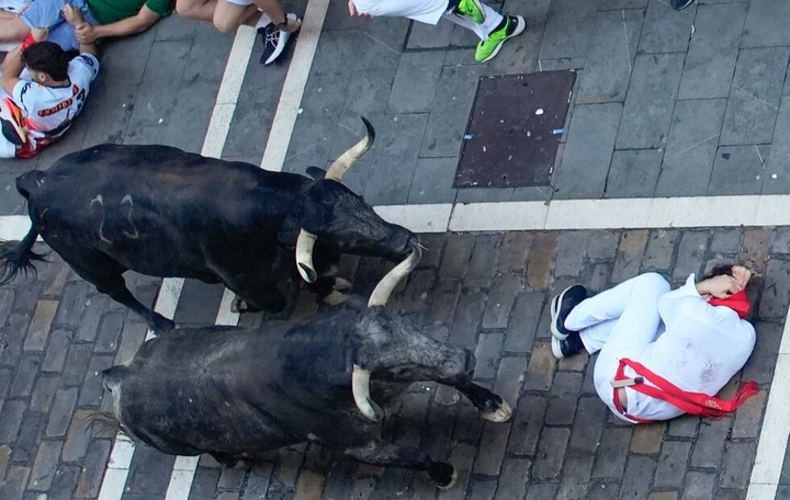 Segundo encierro de San Fermín 2025 | Larguísimo (5 minutos y 22 segundos) y peligroso segundo encierro de los imprevisibles toros de Cebada Gago.