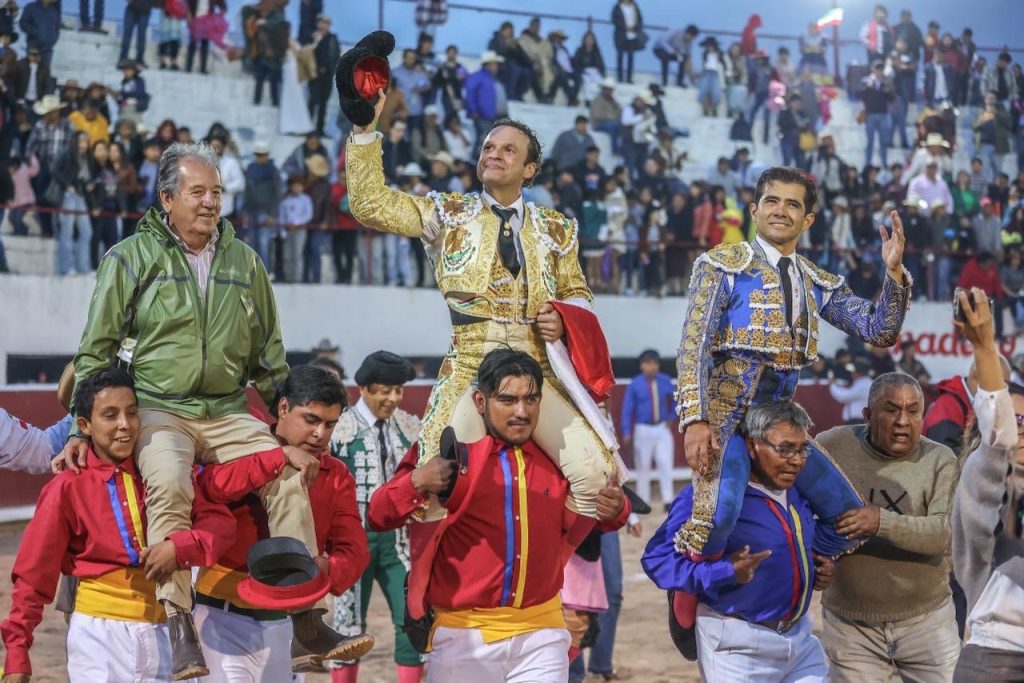Caxuxi: Tarde triunfal con indulto a un bravo toro de Xajay.