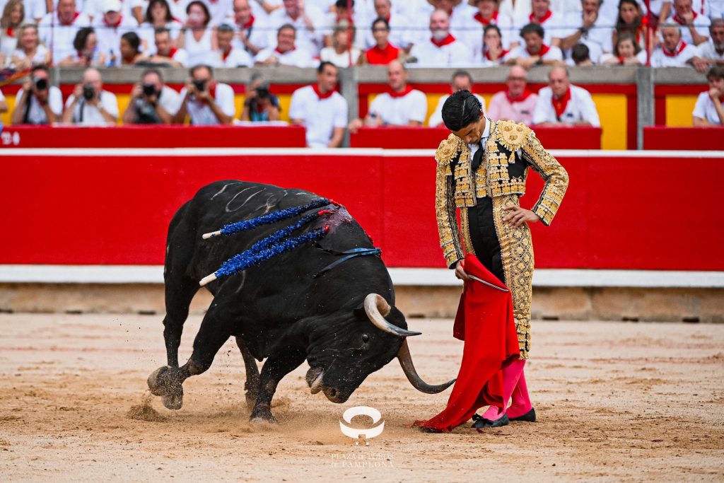 San Fermín 2025: Los fallos en la suerte suprema emborronan la tarde.