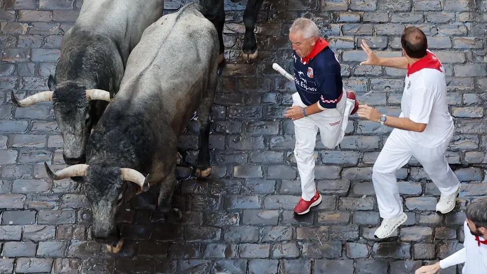 Sexto encierro de San Fermín 2025: Un toro rezagado protagoniza el único momento de tensión en el final del sexto encierro.