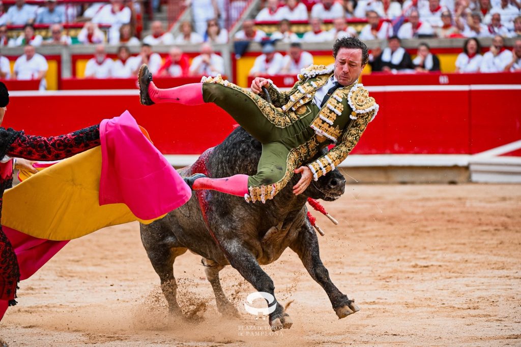 San Fermín: Fuertes emociones ante los muy serios toros de Escolar.