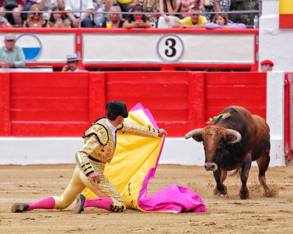 Bastos y Aloi pasean una oreja en la novillada de apertura del abono de Santander.