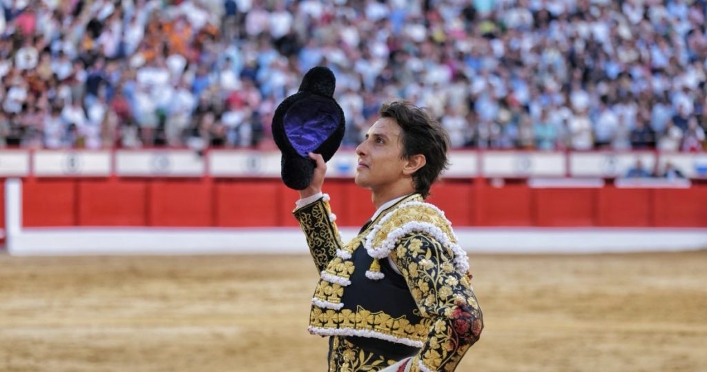 Santander: El Cóndor quiso alzar el vuelo en la feria de la resurrección de El Cid.