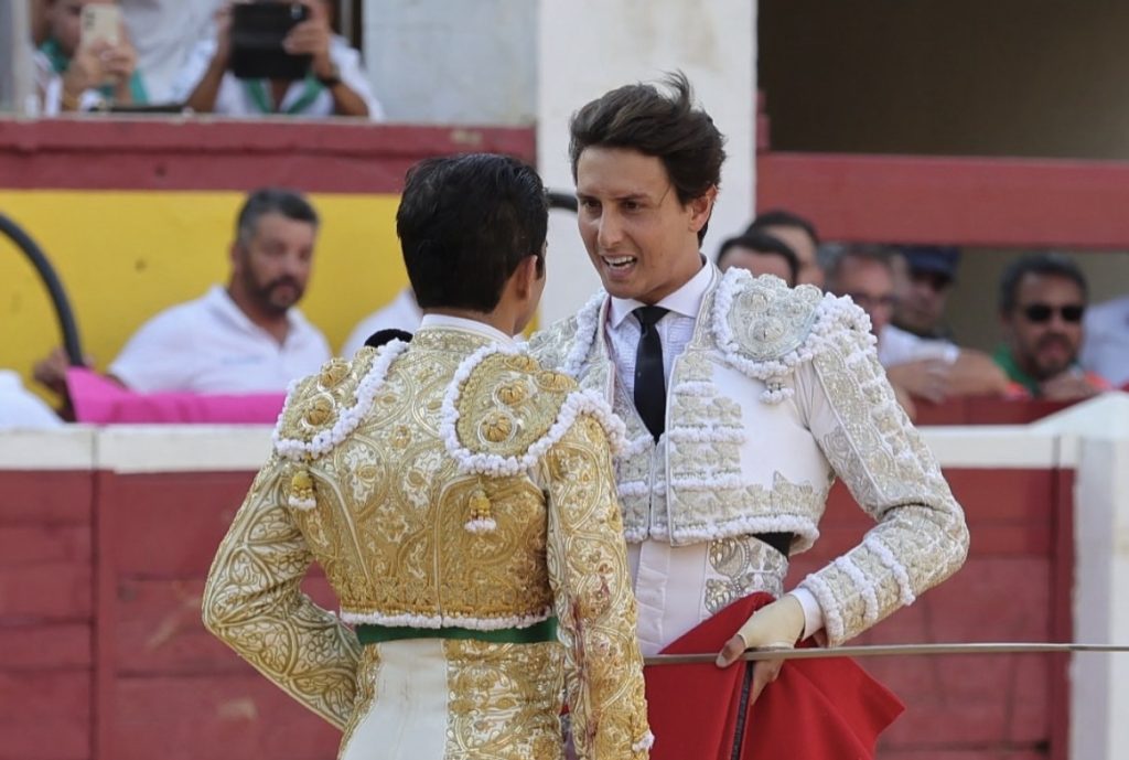 Roca Rey y Tomás Rufo salen por la puerta grande en la despedida de Joselito Adame en Huesca.