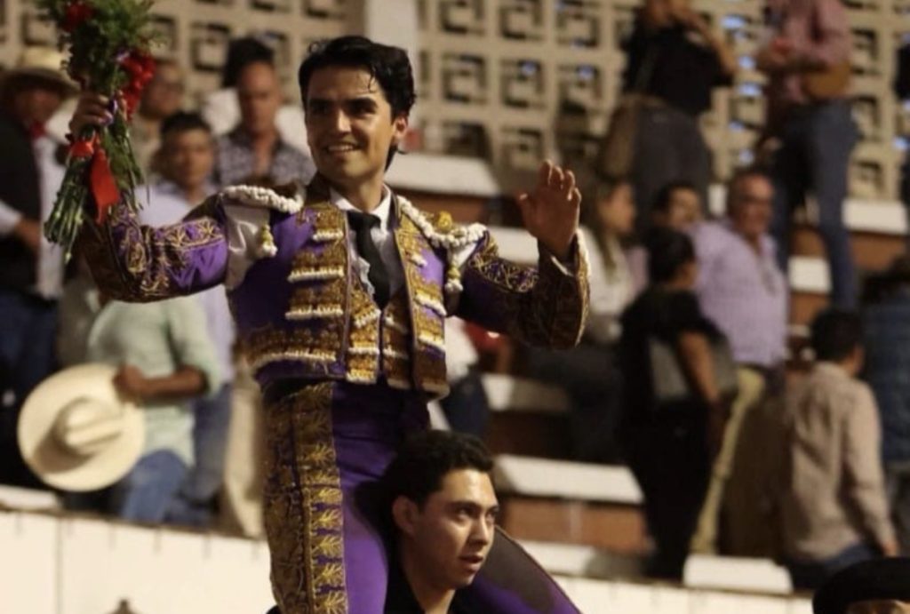 El novillero lagunero Juanma Ibarra indulta un novillo de San Pablo en Guadalajara.