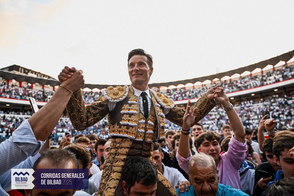 Diego Urdiales levanta en Bilbao una faena antológica como revancha.