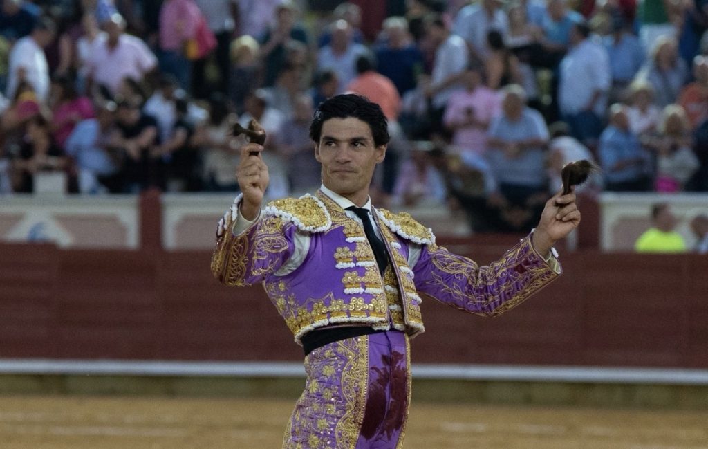 Gran tarde en Cuenca con un indulto y la terna a hombros junto al mayoral de Román Sorando.