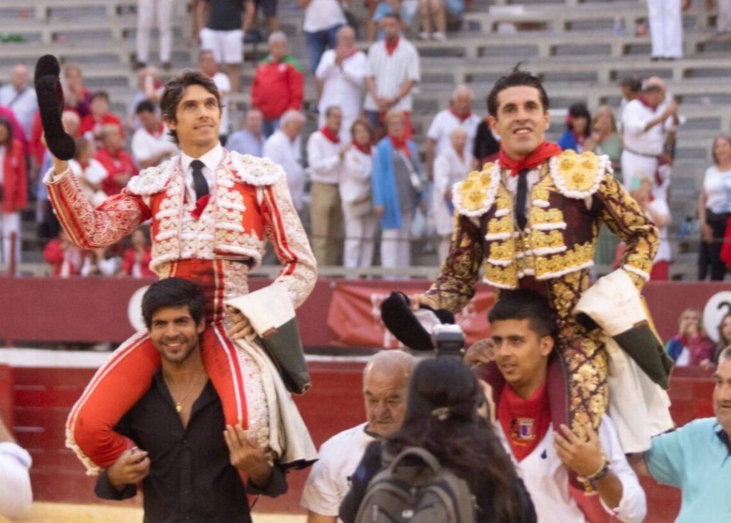 Castella y Talavante salen a hombros en el cierre de feria de Calahorra.