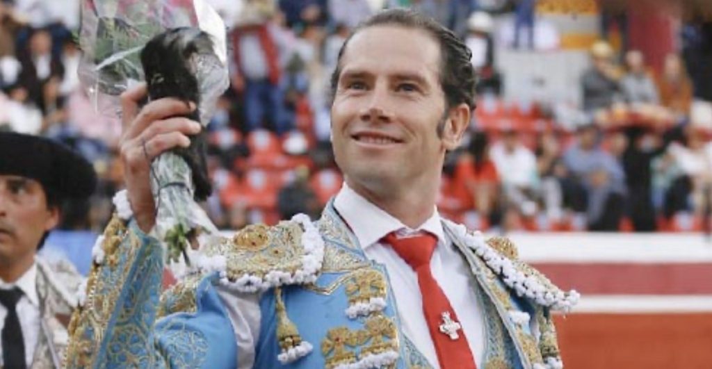 Primera de la Feria de Pachuca 2025: Arturo Saldívar corta una oreja.