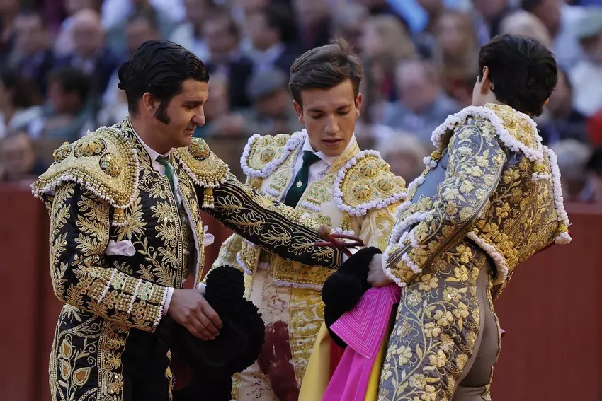 Morante de la Puebla y Roca Rey firman la paz en Sevilla y se estrellan juntos contra la corrida más fea del mundo.