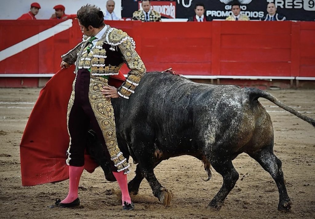 Arturo Saldívar salva la tarde en la despedida del ‘Capea’ en Guadalajara.
