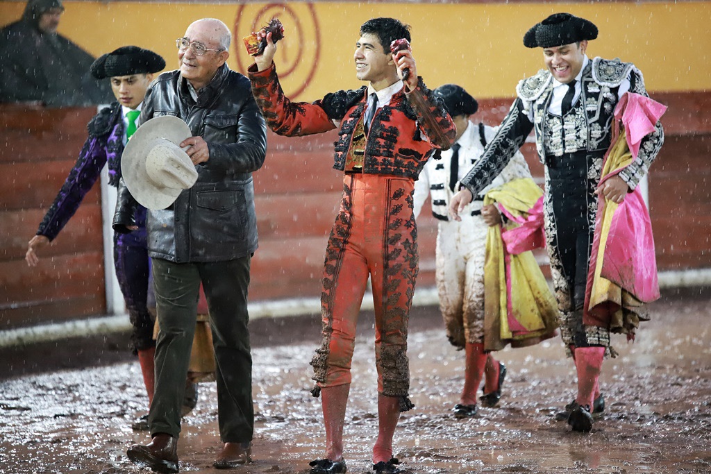 Jesús Sosa se despide como novillero en Tlaxcala con dos orejas y un aguacero.