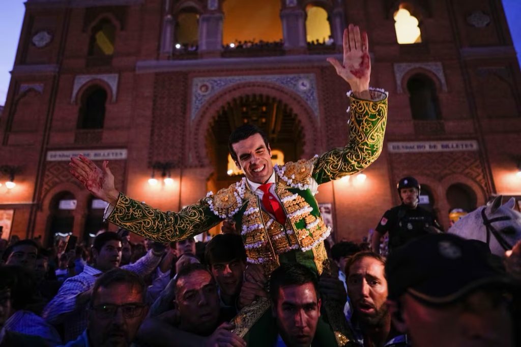 Feria de Otoño: Emocionantísima Puerta Grande de Emilio de Justo.