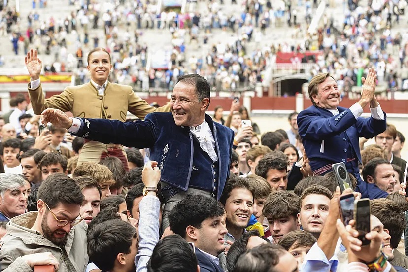 Curro Vázquez y César Rincón abren el túnel del tiempo y la Puerta Grande en el histórico festival de Antoñete en Las Ventas: “¡Gracias, Morante!”
