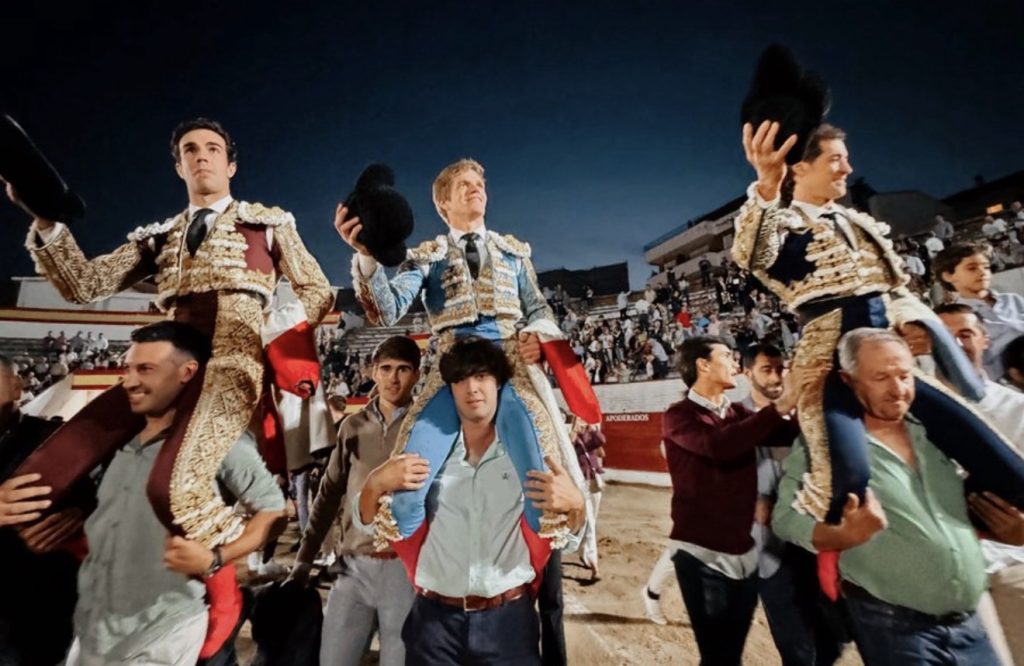 Emotiva y triunfal reaparición por un día de César Jiménez en Arenas de San Pedro (Ávila).