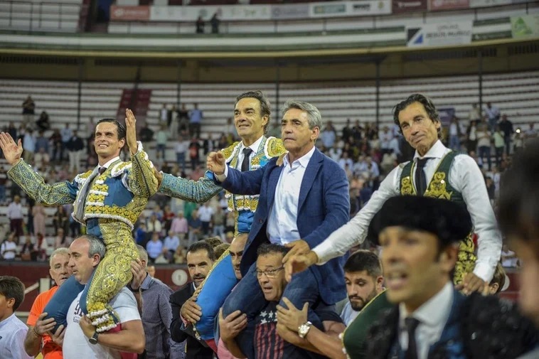 Triunfal cierre de Feria en Jaén con los Victorinos y tres Puertas Grandes.