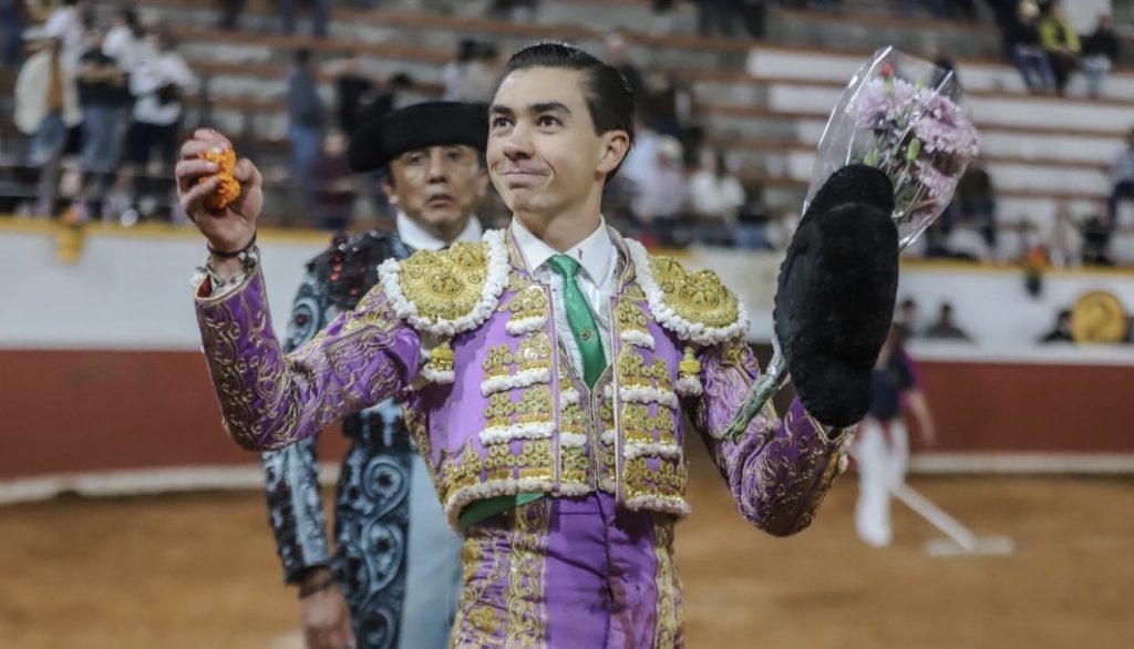 Bruno Aloi se despide de novillero con un triunfo en Juriquilla.