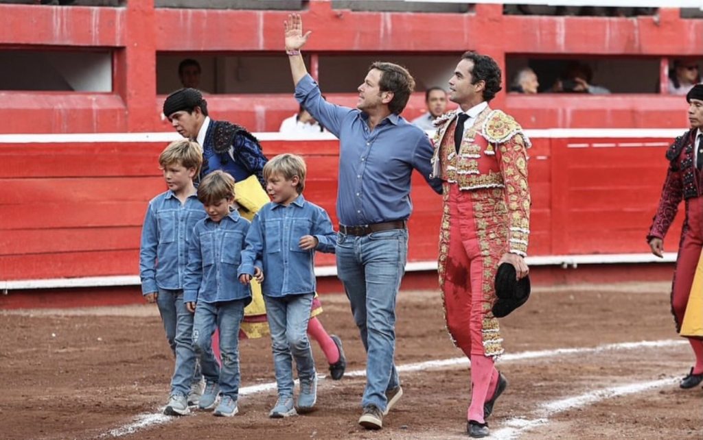 Tres orejas y buen toreo en Monterrey.