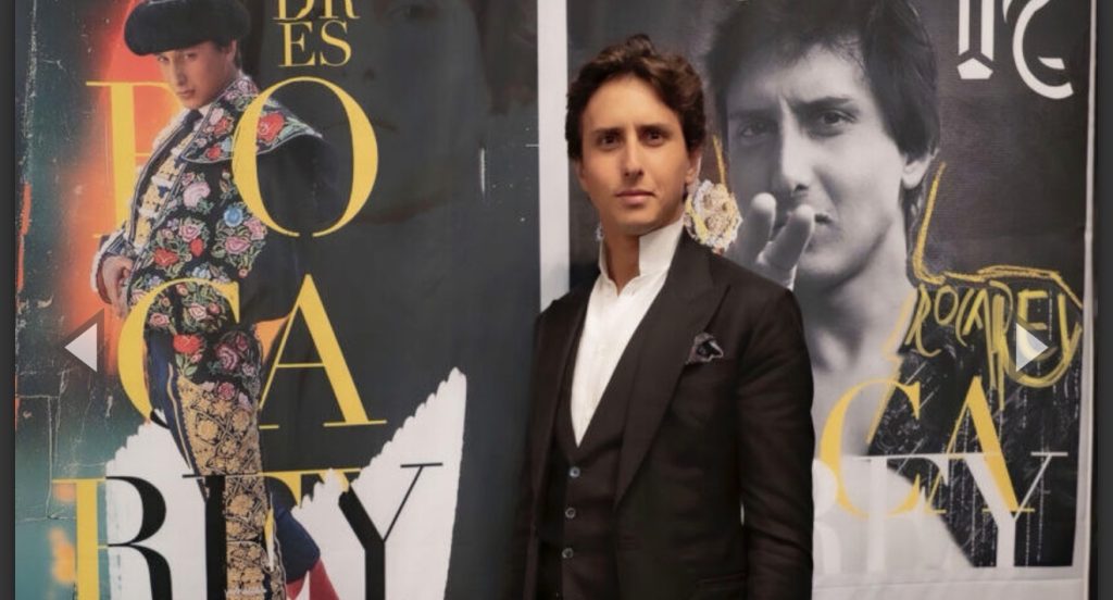 Roca Rey está solo.