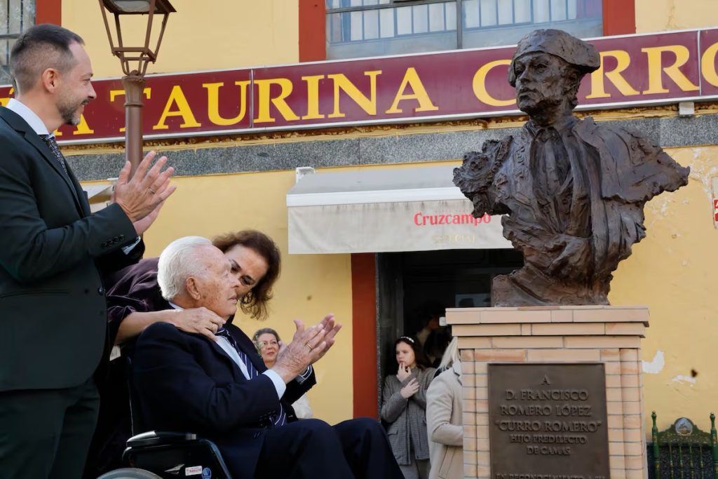 Camas dedica un monumento a Curro Romero, su ‘hijo predilecto’
