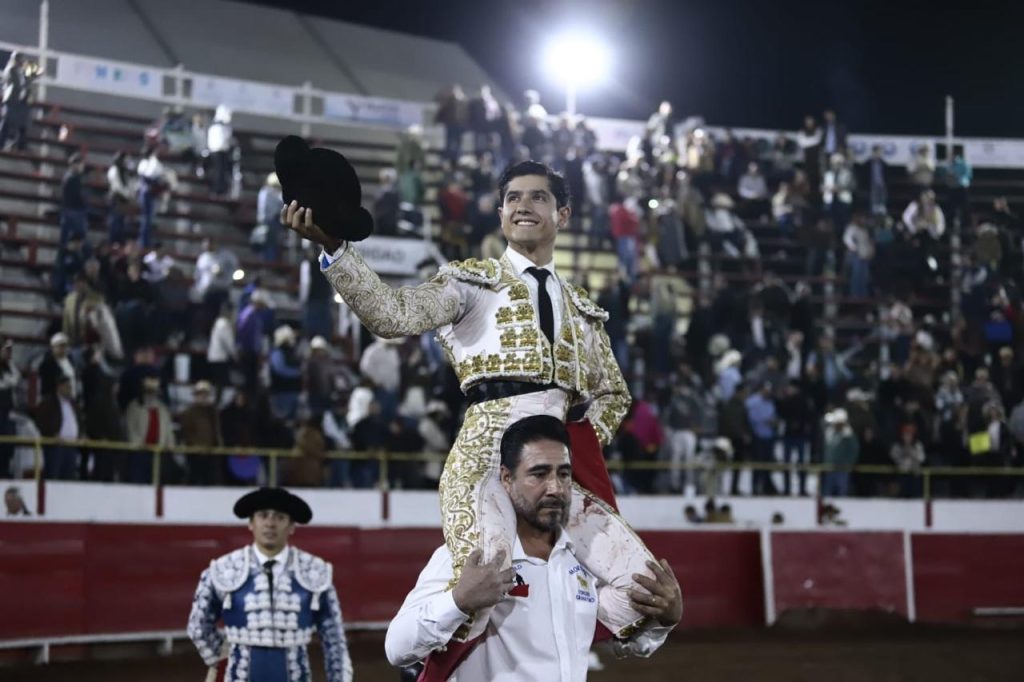 Uriangato: Diego Silveti corta una oreja, mientras que Luis David Adame sale en hombros tras cortar dos apéndices.