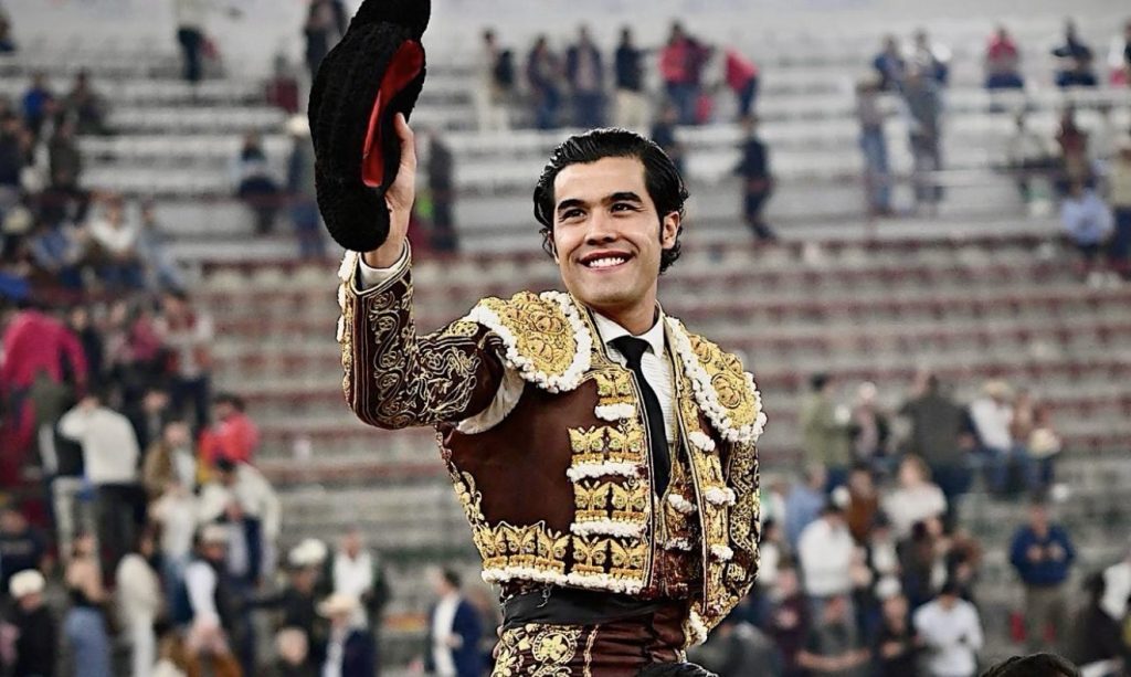 Diego San Román triunfa y salva la tarde en Guadalajara.