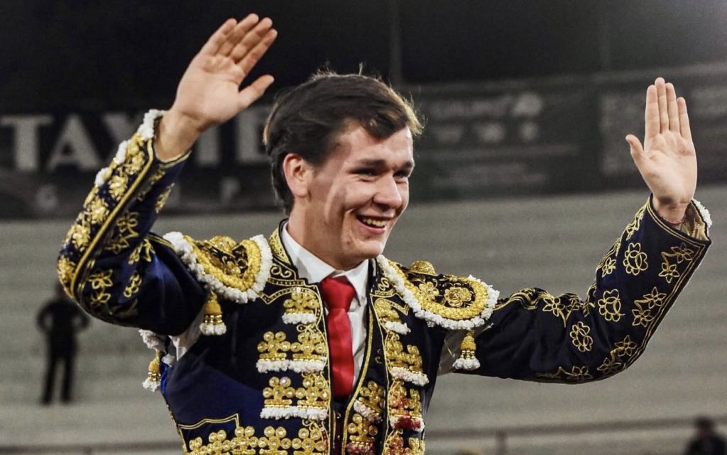 León: un novillero sale en hombros… y otro, escoltado por la autoridad.