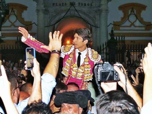 Castella dona a la Maestranza el traje de la Puerta del Príncipe… mientras queda fuera de la temporada sevillana 2026.