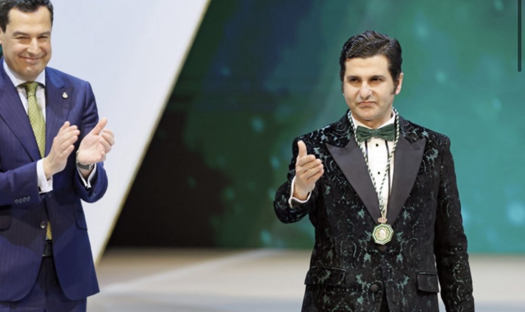 Morante de la Puebla recoge emocionado la Medalla de Andalucía a la Cultura y Patrimonio.