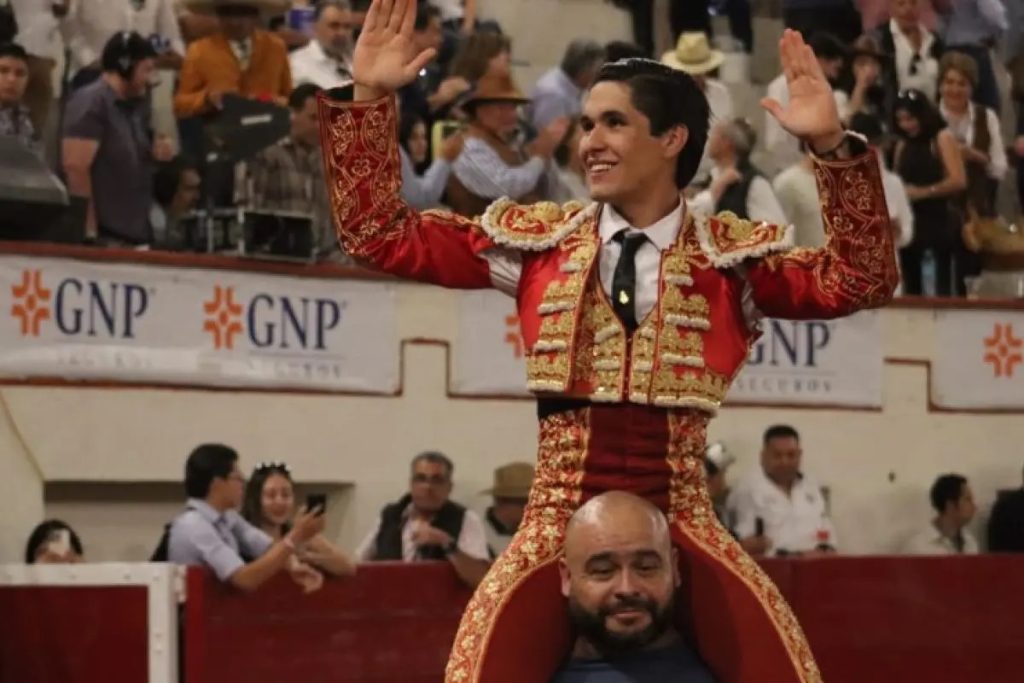 3° novillada en Aguascalientes; Jairo López da un golpe de autoridad.